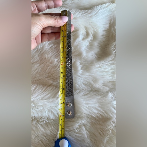 Gray Snap button closure cuff beaded bracelet. - Picture 4 of 4